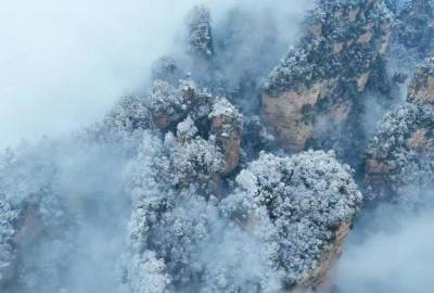 張家界再迎春雪，千峰沐雪如仙境