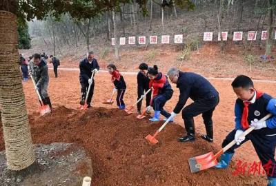 全省集中義務(wù)植樹活動在長株潭盛大舉行