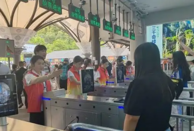 2025年火爆“五一”假期，張家界口岸出入境旅客超9100人次